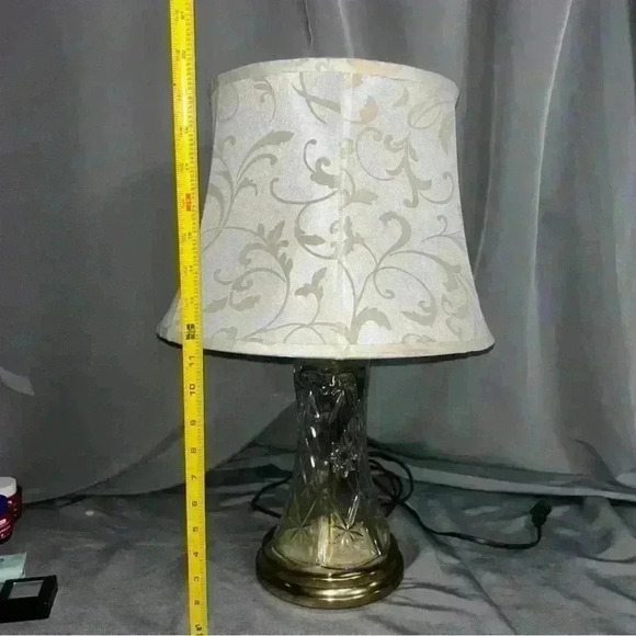 WORKING MID-CENTURY MODERN AMERICAN PRESSED GLASS LAMP, BRASS, WHITE/IVORY SHADE - Picture 5 of 7